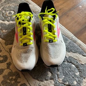 Like new Brooks Launch GTS 9, size 7.5